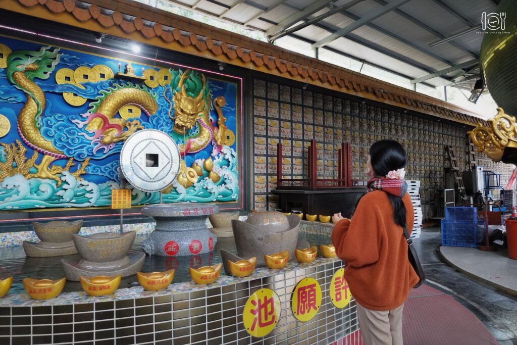 石碇五路財神廟神龍許願池