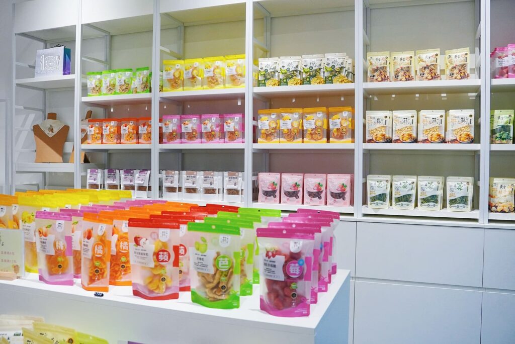 不過除了吊飾以外我推薦的原因是因為「DIY」,這裡能購買完全無色的原木動物裝置,可以讓小朋友、大朋友發揮創意任意塗色,最後完成時可以帶回家當擺件,喜歡畫畫的小朋友一定會很喜歡!