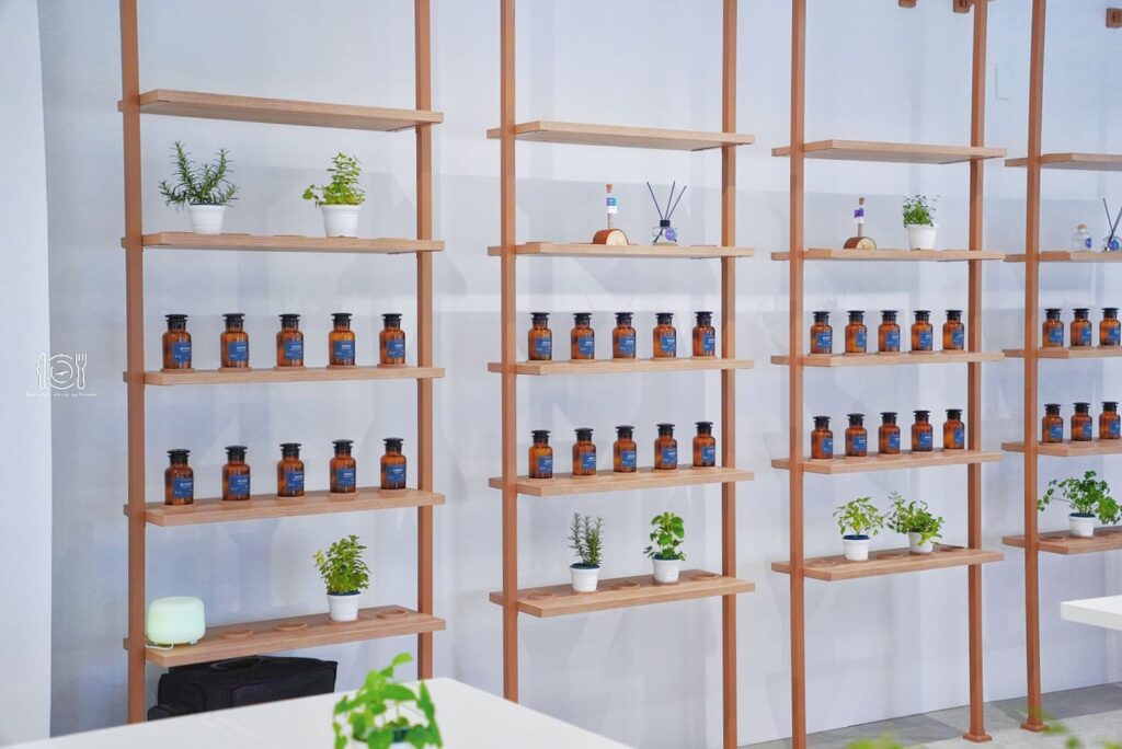 除了可以購買香氛產品以外,現場還可以親手製作浴球。未來也有機會有調香水的 DIY,光聽就很期待!
