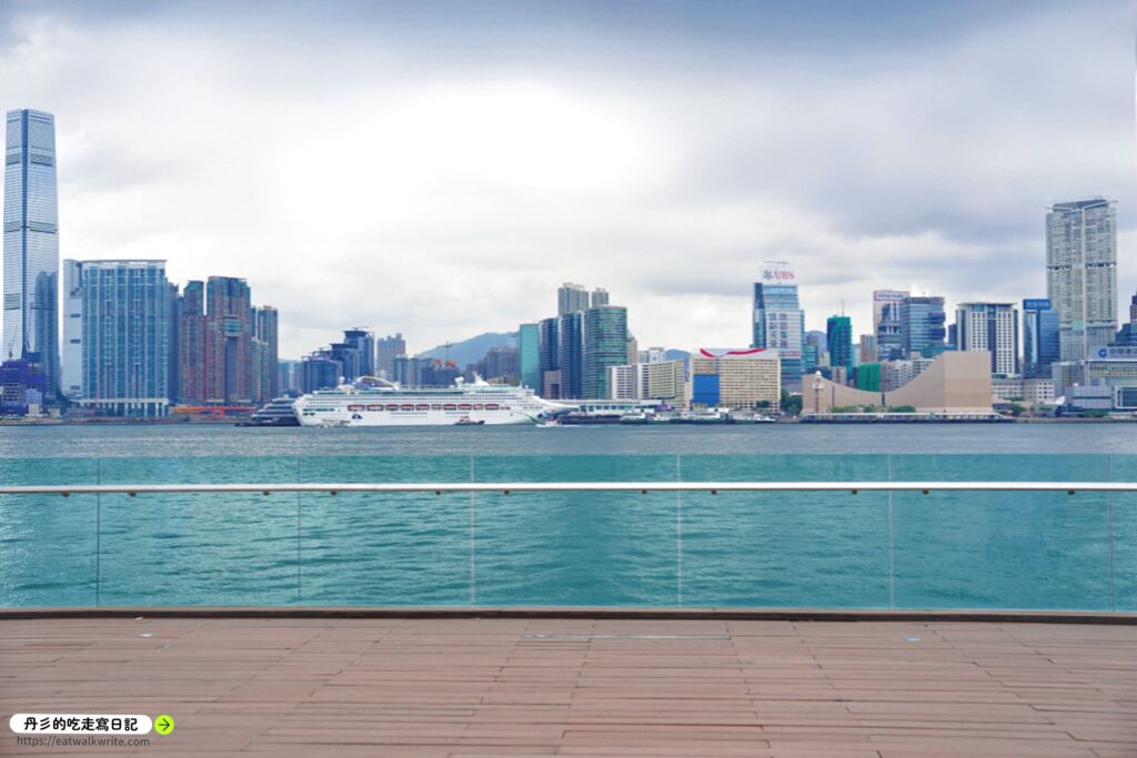 香港｜維多利亞港小電視&灣仔海濱站，一出站就是海的絕美景觀不能錯過