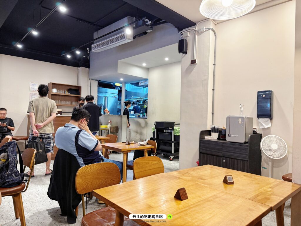 新莊伙食餐店內照