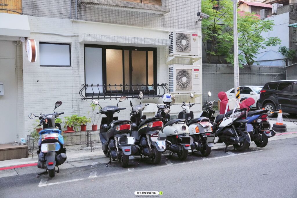 圓山捷運站咖啡廳推薦：漫嶼Manyu停車格